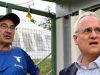 Lazio, tra cessioni e promesse: rischio indebolimento reale Una foto composita che mostra i volti di Maurizio Sarri (determinato), Claudio Lotito (pensieroso) e Angelo Fabiani (concentrato), con elementi grafici che richiamano contratti o bilanci sullo sfondo. Lazio