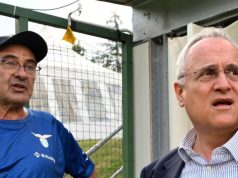 Calciomercato Lazio: Sarri Spinge per Insigne, Si Intensificano i Contatti con Lotito Una foto composita che mostra i volti di Maurizio Sarri (determinato), Claudio Lotito (pensieroso) e Angelo Fabiani (concentrato), con elementi grafici che richiamano contratti o bilanci sullo sfondo. Lazio
