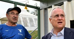 Calciomercato Lazio: Sarri-Società, Le Frizioni Sul Mercato di Gennaio. Ingaggi, Cessioni e Il Nodo Bilancio Una foto composita che mostra i volti di Maurizio Sarri (determinato), Claudio Lotito (pensieroso) e Angelo Fabiani (concentrato), con elementi grafici che richiamano contratti o bilanci sullo sfondo. Lazio