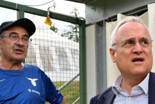 Lazio, tra cessioni e promesse: rischio indebolimento reale Una foto composita che mostra i volti di Maurizio Sarri (determinato), Claudio Lotito (pensieroso) e Angelo Fabiani (concentrato), con elementi grafici che richiamano contratti o bilanci sullo sfondo. Lazio