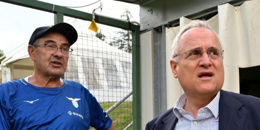 Confronto Lotito giocatori: il presidente della Lazio osserva la squadra a bordo campo.