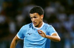 🏟️ Mercato Lazio – Belahyane, missione “vetrina” al Bentegodi: Torino e Ligue 1 osservano Reda Belahyane con la maglia della Lazio durante una fase di gioco, loghi di Torino, Nizza e Rennes in sovraimpressione.