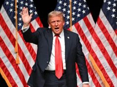 Supercoppa Italiana a casa di Trump? L’ipotesi USA Donald Trump in un evento ufficiale con la bandiera americana sullo sfondo; possibile sede della Supercoppa Italiana a Washington.