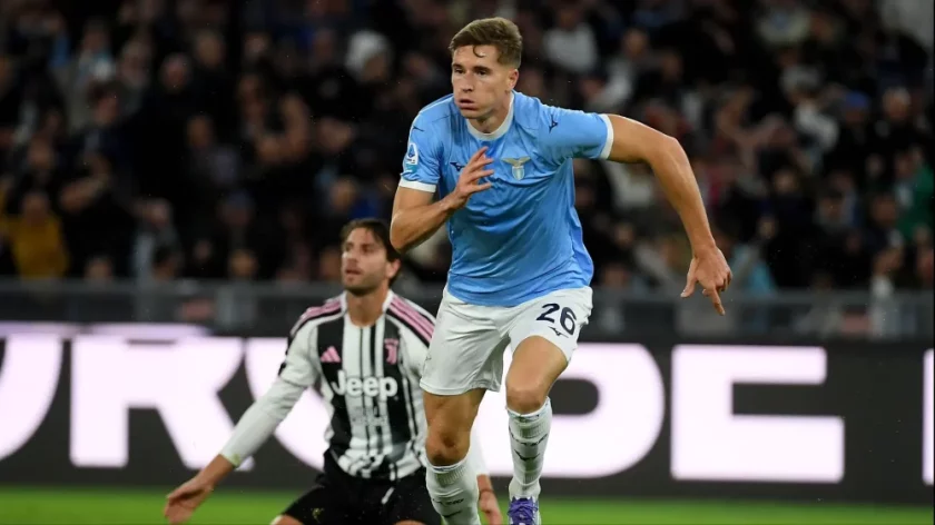 Toma Basic in azione con la maglia della Lazio