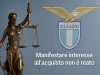 Lazio, quando parlare di acquirenti può essere reato “Bilancia della giustizia e logo della Lazio: parlare di acquirenti è lecito solo se la notizia è vera.”
