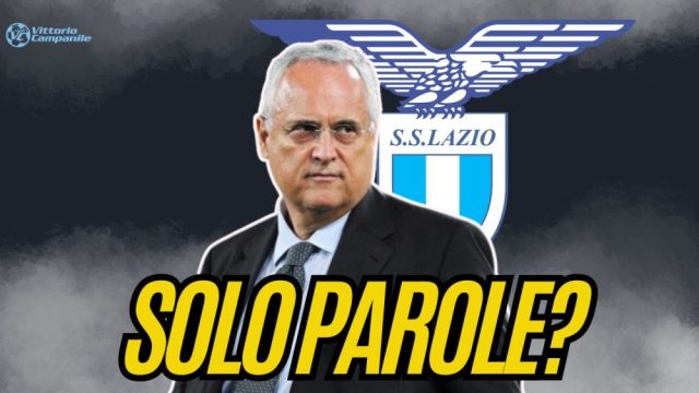Claudio Lotito davanti al logo della S.S. Lazio mentre parla di valutazione del club e strategie commerciali.