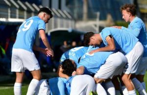 Lazio settore giovanile al minimo storico: serve una svolta I giovani della Lazio durante un allenamento a Formello: il vivaio biancoceleste è fermo da anni e servono nuovi investimenti per rinascere.