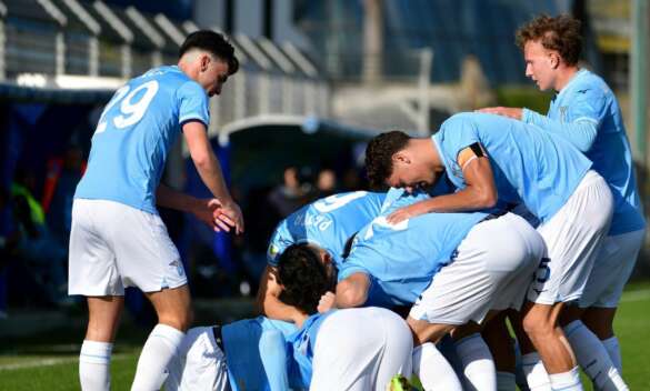 I giovani della Lazio durante un allenamento a Formello: il vivaio biancoceleste è fermo da anni e servono nuovi investimenti per rinascere. I giovani della Lazio durante un allenamento a Formello: il vivaio biancoceleste è fermo da anni e servono nuovi investimenti per rinascere.