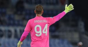 Lazio di ferro: 6 clean sheet, solo l’Arsenal fa meglio Ivan Provedel in volo durante Atalanta-Lazio, autore di una prestazione decisiva che rilancia la sua stagione.