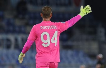 🧤 Provedel giura amore alla Lazio: “Orgoglioso di essere qui, voglio restare a lungo”. E su Gattuso… Primo piano di Ivan Provedel concentrato durante il riscaldamento pre-partita con la maglia della Lazio.