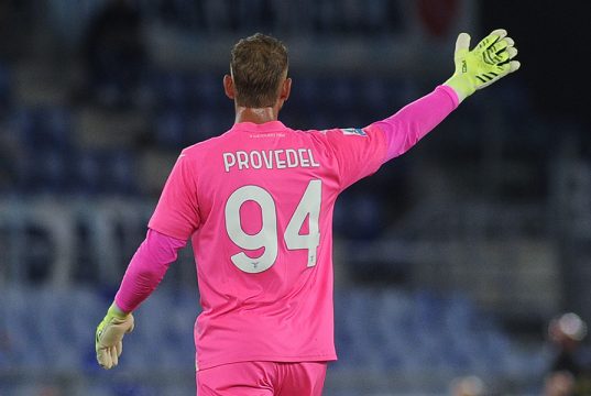 Lazio di ferro: 6 clean sheet, solo l’Arsenal fa meglio Ivan Provedel in volo durante Atalanta-Lazio, autore di una prestazione decisiva che rilancia la sua stagione.