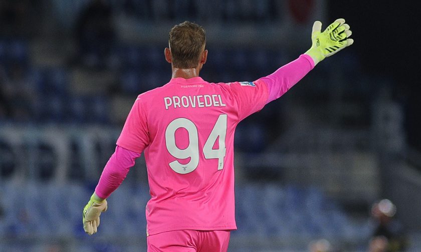 Ivan Provedel con la maglia della Lazio saluta i tifosi