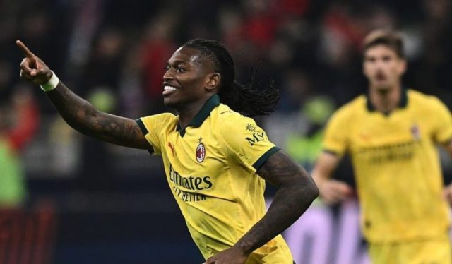 Leao esulta dopo la rimonta del Milan sulla Fiorentina; in evidenza la capolista solitaria della Serie A alla 7ª giornata. Leao esulta dopo la rimonta del Milan sulla Fiorentina; in evidenza la capolista solitaria della Serie A alla 7ª giornata.