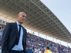 Grandi allenatori in attesa: la lista infinita del calcio Zinedine Zidane pensieroso durante un evento pubblico: simbolo dei grandi allenatori in attesa di club.