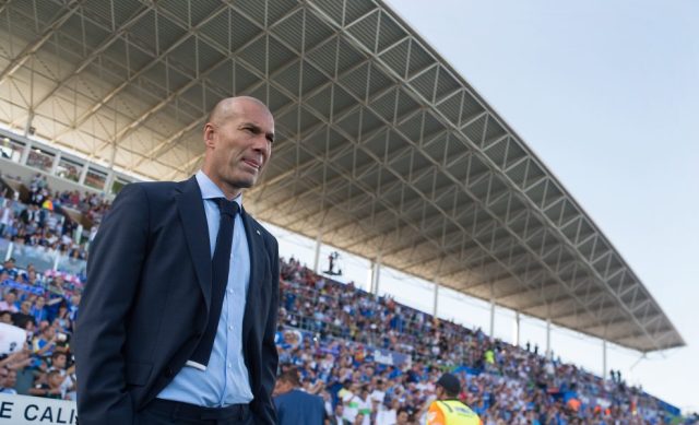 Zinedine Zidane pensieroso durante un evento pubblico: simbolo dei grandi allenatori in attesa di club. Zinedine Zidane pensieroso durante un evento pubblico: simbolo dei grandi allenatori in attesa di club.