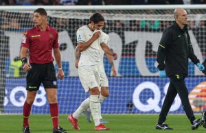 ⏳ Lazio, Tegola Cancellieri: un Altro Mese di Stop, Salta la Doppia Sfida col Milan Matteo Cancellieri infortunato si allena in fisioterapia a Formello con un terapista, con espressione concentrata e determinata al recupero.