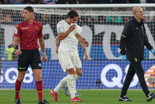 Matteo Cancellieri, lesione al flessore: stop di un mese Matteo Cancellieri infortunato si allena in fisioterapia a Formello con un terapista, con espressione concentrata e determinata al recupero.