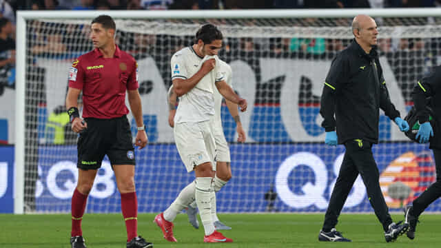 Matteo Cancellieri dolorante a bordo campo dopo l’infortunio al flessore: l’attaccante della Lazio dovrà restare fermo almeno un mese. Matteo Cancellieri dolorante a bordo campo dopo l’infortunio al flessore: l’attaccante della Lazio dovrà restare fermo almeno un mese.