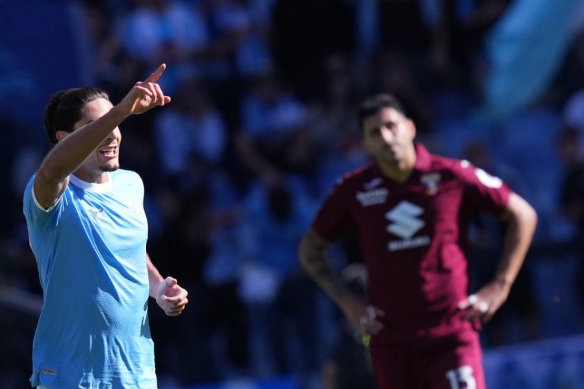 Dove vedere Torino Lazio: i giocatori si preparano a scendere in campo per il fischio d'inizio.