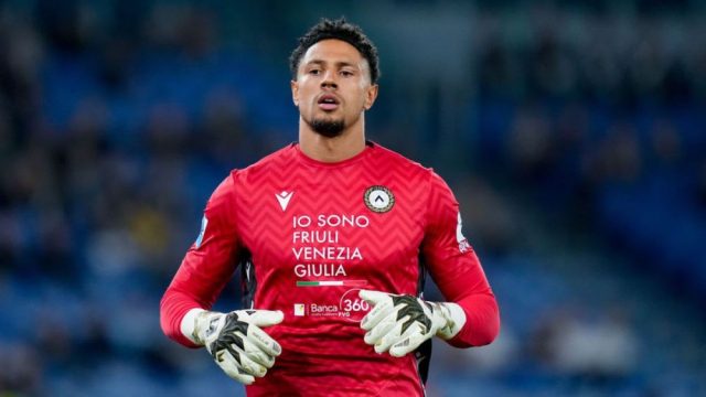 Il portiere dell’Udinese Maduka Okoye durante una partita contro la Lazio, ora al centro di un’inchiesta per scommesse illecite. Il portiere dell’Udinese Maduka Okoye durante una partita contro la Lazio, ora al centro di un’inchiesta per scommesse illecite.