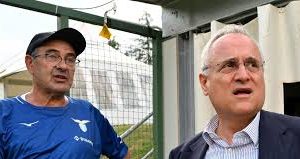 Lotito (Presidente Lazio) a DAZN: “Fiducia e Unione. Stiamo Definendo per lo Stadio Flaminio. Mercato? Faremo il Necessario” Claudio Lotito, Presidente della Lazio, mentre parla con un microfono di DAZN a bordo campo prima di una partita, con un'espressione decisa e fiduciosa.
