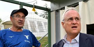Claudio Lotito e Maurizio Sarri discutono a Formello sul mercato di gennaio della Lazio, con Lorenzo Insigne tra i possibili obiettivi. Claudio Lotito, Presidente della Lazio, mentre parla con un microfono di DAZN a bordo campo prima di una partita, con un'espressione decisa e fiduciosa.