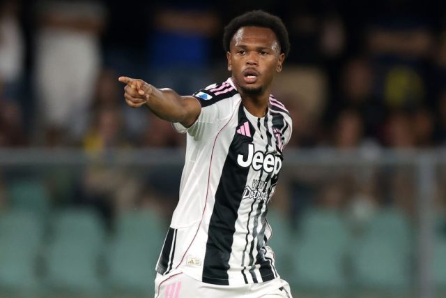 Lois Openda e Jonathan David durante un allenamento con la Juventus, simboli del difficile inizio dei nuovi acquisti bianconeri. Lois Openda e Jonathan David durante un allenamento con la Juventus, simboli del difficile inizio dei nuovi acquisti bianconeri.