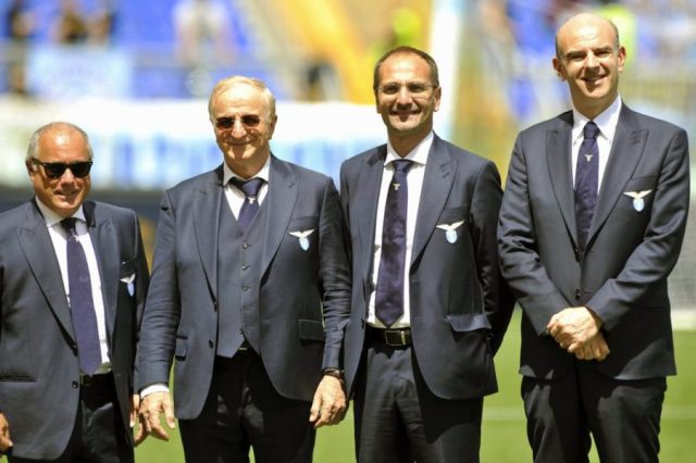 Lo staff medico della Lazio al lavoro sui giocatori infortunati durante un allenamento a Formello.