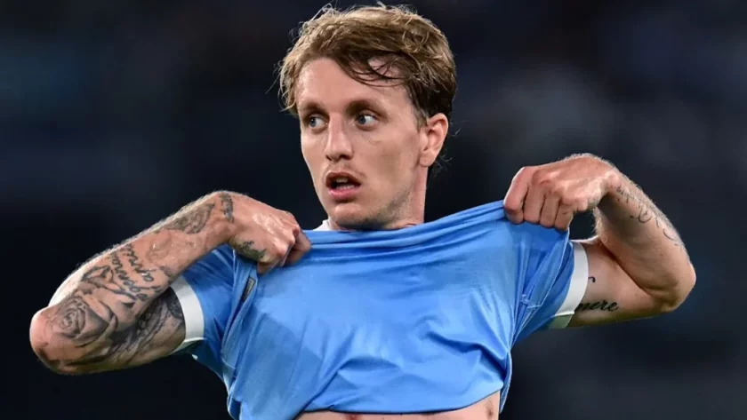 Nicolò Rovella palla al piede con la maglia della Lazio