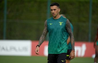 📝 Le Pagelle di Udinese-Lazio 1-1: Gila distratto, Isaksen che errore! Cataldi ha l’anima, Sarri beffato Matias Vecino esulta dopo il gol segnato contro l'Udinese, con i compagni che lo abbracciano.