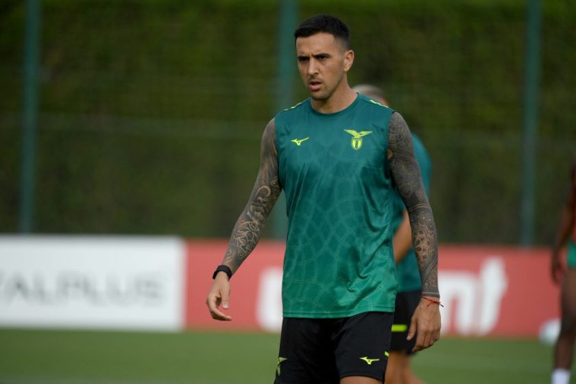 Matias Vecino esulta dopo il gol segnato contro l'Udinese, con i compagni che lo abbracciano.