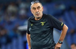 Lazio, rinnovi bloccati: Sarri vuole blindare i suoi senatori Maurizio Sarri, allenatore della Lazio, in un momento di riflessione o dichiarazione, con un'espressione seria e pensierosa, che evoca l'importanza delle sue parole sul futuro.