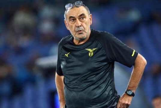 📉 Milan-Lazio: Il Tabù San Siro Spaventa Sarri. Sette Sconfitte di Fila al Meazza Maurizio Sarri con un'espressione preoccupata a bordo campo durante una partita della Lazio allo stadio San Siro di Milano.