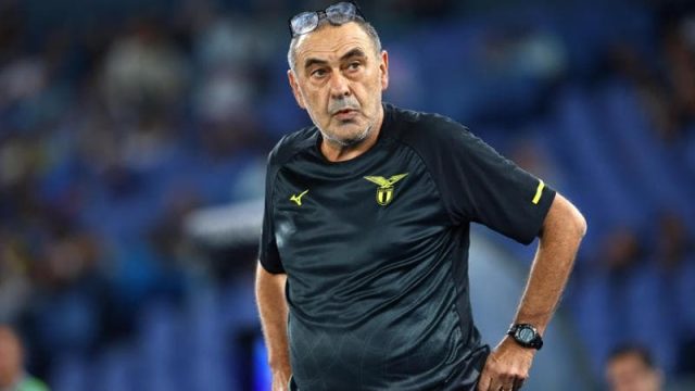 Maurizio Sarri, allenatore della Lazio, in un momento di riflessione o dichiarazione, con un'espressione seria e pensierosa, che evoca l'importanza delle sue parole sul futuro.