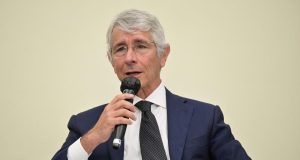 Multiproprietà nel calcio, Abodi chiude alle deroghe: «Nessuno spazio, vanno tutelati i tifosi» Andrea Abodi, ministro per lo Sport e i Giovani, annuncia la figura del commissario per gli stadi in vista di Euro 2032, con il Flaminio tra le priorità.