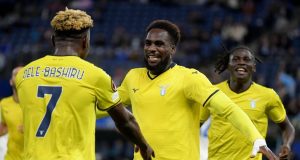 🦅 Mercato Lazio, il piano di Sarri: 4 colpi e il “caso” Dele-Bashiru Fisayo Dele-Bashiru pensieroso durante un allenamento a Formello, con Sarri e Fabiani sullo sfondo. Dele-Bashiru e Boulaye Dia durante un allenamento della Lazio prima delle convocazioni per la Coppa d’Africa.