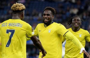 🦅 Mercato Lazio, il piano di Sarri: 4 colpi e il “caso” Dele-Bashiru Fisayo Dele-Bashiru pensieroso durante un allenamento a Formello, con Sarri e Fabiani sullo sfondo. Dele-Bashiru e Boulaye Dia durante un allenamento della Lazio prima delle convocazioni per la Coppa d’Africa.