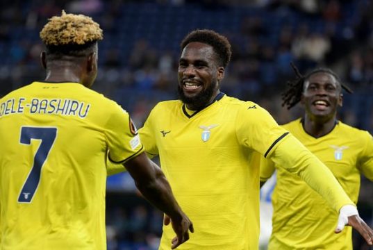 🦅 Mercato Lazio, il piano di Sarri: 4 colpi e il “caso” Dele-Bashiru Fisayo Dele-Bashiru pensieroso durante un allenamento a Formello, con Sarri e Fabiani sullo sfondo. Dele-Bashiru e Boulaye Dia durante un allenamento della Lazio prima delle convocazioni per la Coppa d’Africa.