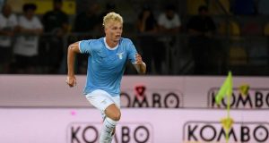 Romagnoli in dubbio, chance per Provstgaard a San Siro Il giovane difensore danese Oliver provstgaard durante il riscaldamento con la Lazio: potrebbe sostituire Romagnoli contro l’Inter.