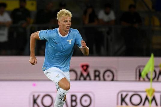 Romagnoli in dubbio, chance per Provstgaard a San Siro Il giovane difensore danese Oliver provstgaard durante il riscaldamento con la Lazio: potrebbe sostituire Romagnoli contro l’Inter.