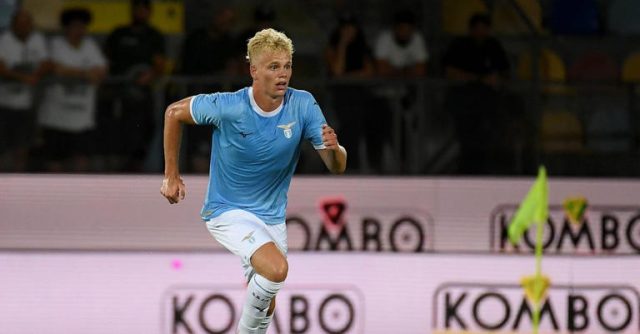 Il giovane difensore danese Oliver provstgaard durante il riscaldamento con la Lazio: potrebbe sostituire Romagnoli contro l’Inter. Il giovane difensore danese Oliver provstgaard durante il riscaldamento con la Lazio: potrebbe sostituire Romagnoli contro l’Inter.
