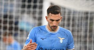 Lazio, lesione per Cataldi: emergenza totale in regia Danilo Cataldi a terra dolorante durante una partita della Lazio
