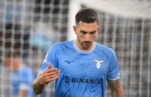 Lazio, lesione per Cataldi: emergenza totale in regia Danilo Cataldi a terra dolorante durante una partita della Lazio