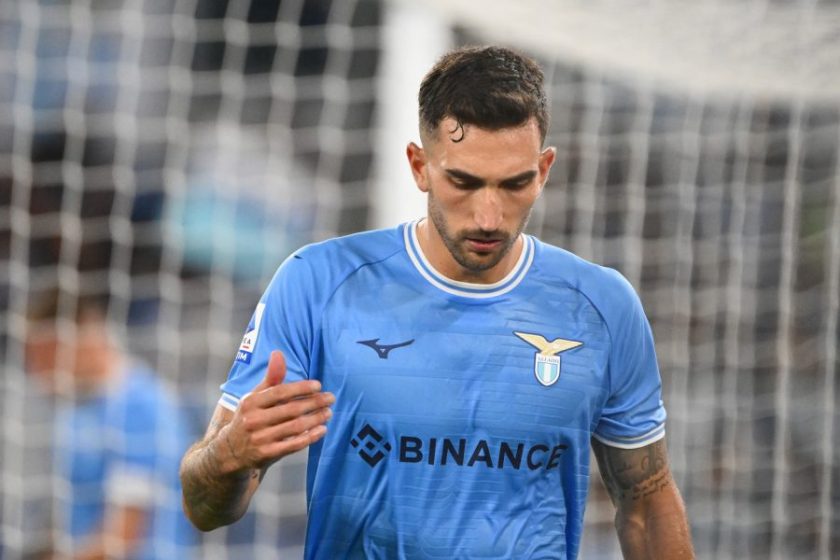 Danilo Cataldi indica l'ascella durante la protesta con l'arbitro Sacchi