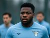 Reintegro di Dele-Bashiru: lo stop di Rovella cambia i piani della Lazio Fisayo Dele-Bashiru in maglia Lazio durante un allenamento, con espressione concentrata.