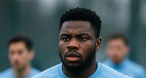 Reintegro di Dele-Bashiru: lo stop di Rovella cambia i piani della Lazio Fisayo Dele-Bashiru in maglia Lazio durante un allenamento, con espressione concentrata.
