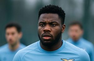 Reintegro di Dele-Bashiru: lo stop di Rovella cambia i piani della Lazio Fisayo Dele-Bashiru in maglia Lazio durante un allenamento, con espressione concentrata.