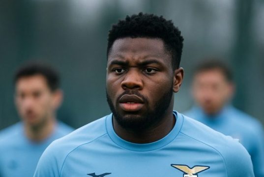 Reintegro di Dele-Bashiru: lo stop di Rovella cambia i piani della Lazio Fisayo Dele-Bashiru in maglia Lazio durante un allenamento, con espressione concentrata.