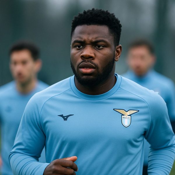 Fisayo Dele-Bashiru in maglia Lazio durante un allenamento, con espressione concentrata. Fisayo Dele-Bashiru in maglia Lazio durante un allenamento, con espressione concentrata.
