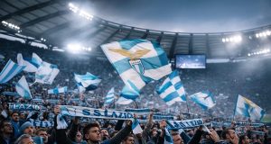 Lazio, il sogno arabo svanisce: il caso Guido Reni e le illusioni dei tifosi Tifosi della Lazio allo stadio, con bandiere e sciarpe, in uno stato d’animo tra speranza e delusione.